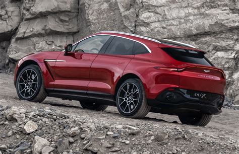 Aston Martin DBX (2025) — цена, характеристики, фото