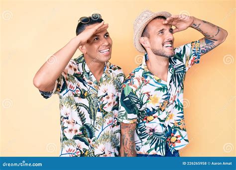 Joven Pareja Gay De Dos Hombres Con Sombrero De Verano Y Camisa Hawaiana Muy Feliz Y Sonriendo