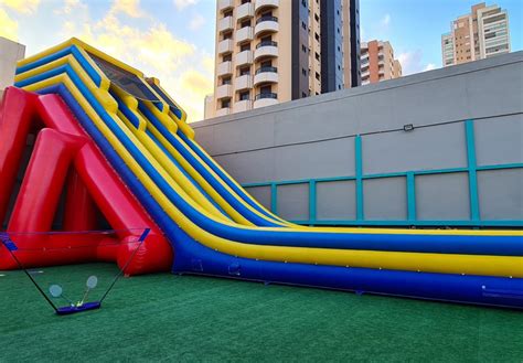 Conheça o PopHaus Tatuapé O maior parque de brinquedos infláveis do