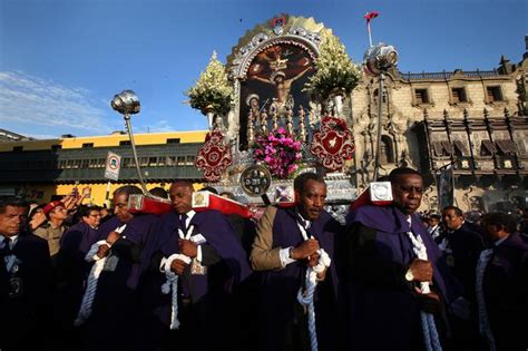 Un Siglo De Religiosidad Andas Que Sostienen Al Se Or De Los Milagros