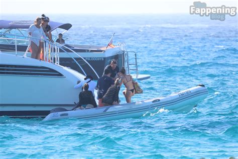 Alexia Putellas Shows Off Her Bikini Body And Kisses Her Girlfriend Olga Rios In Ibiza 44