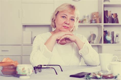 Zwróć uwagę na oczy teściowej 3 oznaki że cię nie lubi Kobieta w