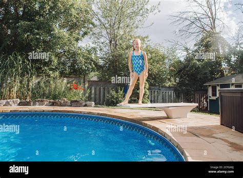 Young Girl Diving Backyard Swimming Banque De Photographies Et Dimages à Haute Résolution Alamy