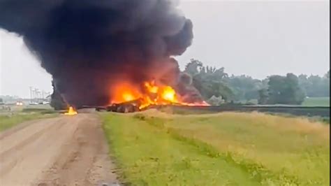 Se Descarrilan E Incendian Vagones Que Transportaban Materiales