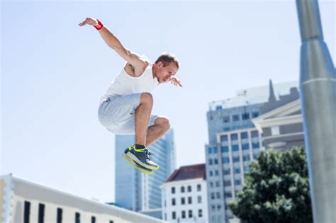 Premium Photo Man Doing Parkour In The City