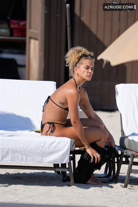 Jasmine Sanders Sexy Flaunts Her Amazing Body Wearing A Hot Black Bikini At The Beach In Miami