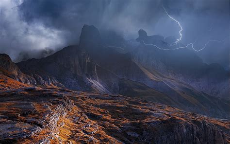 Nubes Dolomitas montañas Italia paisaje relámpago niebla