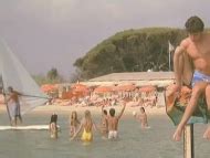 Naked Leila Fréchet in On se calme et on boit frais à Saint Tropez