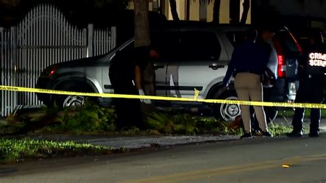 Shooting In Miami Leaves 1 Dead 1 Hospitalized Gunman At Large Wsvn