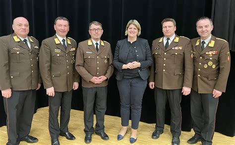 Bezirksfeuerwehrkommando Wels Land Feuerwehrler mit Rück und Ausblick