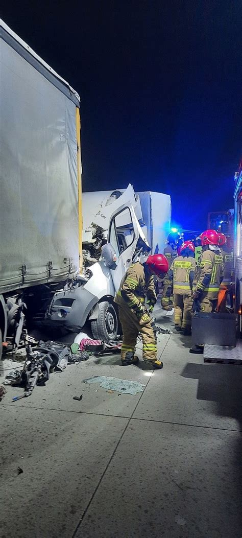 Miertelny Wypadek Na Autostradzie A Bus Wbi Si W Naczep