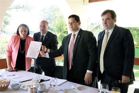 Governadores defendem novo pacto federativo em reunião Maia