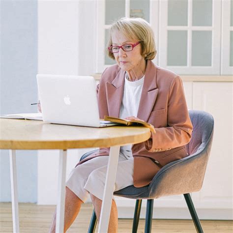 Blague du jour Une dame âgée se met à l informatique