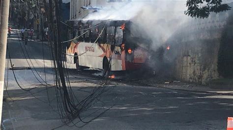 Nibus Bate Em Poste E Pega Fogo No Centro De Petr Polis No Rj