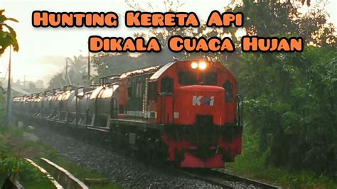 Syahdunya Hunting Kereta Api Disaat Hujan Deras Youtube