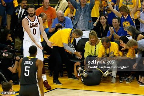 275 Stephen Curry Kevin Love Photos & High Res Pictures - Getty Images