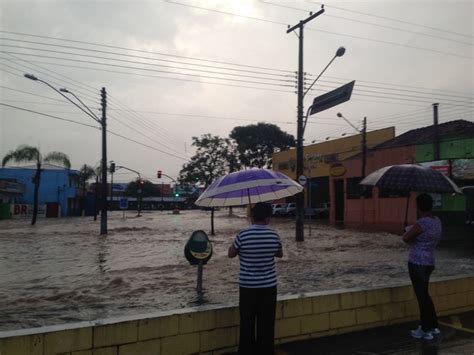 G Chuva Forte Provoca Alagamentos E Derruba Rvores Em Rio Claro Sp