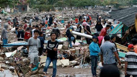 Deadly tsunami strikes Indonesia's coast - Vatican News