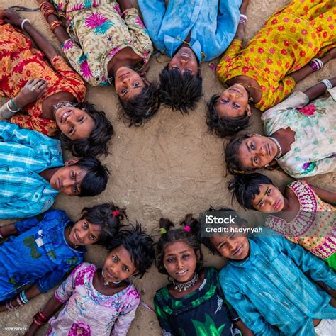 Grupo De Felices Los Niños Indios Aldea Del Desierto India Foto De