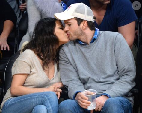 Photo Mila Kunis Et Son Fiancé Ashton Kutcher Très Amoureux Et Très