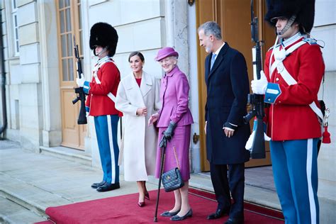 Letizia Di Spagna Oscura Mary Di Danimarca Tiara Look Amica