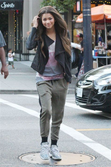 Zendaya Streetstyle Celebrity Street Style Zendaya Khaki Pants