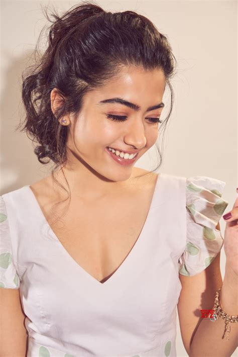 Rashmika Mandanna Cute Wallpapers - Wallpaper Cave