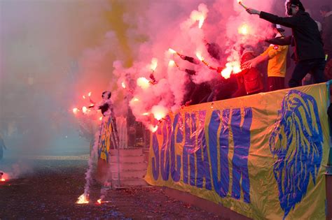 Football Quand Les Supporters Du Fc Sochaux Mettent Le Feu Au Stade Blum