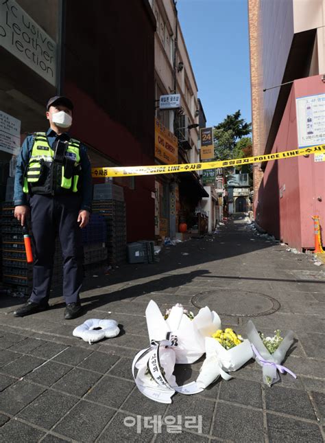 사회 현장 포토 포토 이태원 압사 사고 `현장에 놓인 추모 꽃` Zum 뉴스