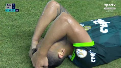 Vídeo Luan se machuca e pede substituição no Palmeiras contra o