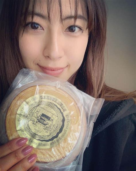 瀧本美織さんのインスタグラム写真 瀧本美織instagram「🍰 メイクさんに美味しいバウムクーヘンを いただきました 幸せな甘さでし