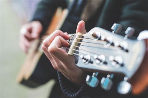 10 Easy Country Songs to Learn on Guitar in 15 Minutes