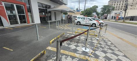 Homem é baleado durante assalto em frente a banco na zona norte de