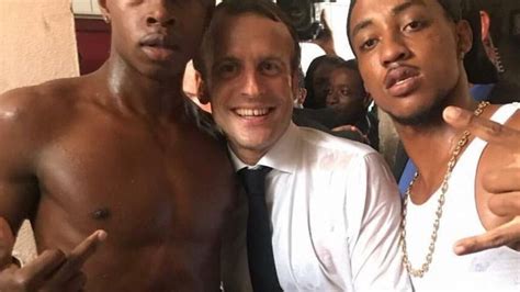 Polémique sur une photo de Macron avec un jeune qui adresse un doigt d