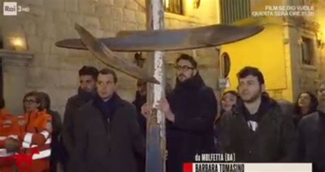 Quindici Molfetta La Croce Del Naufragio Di Cutro Alla Via Crucis Di