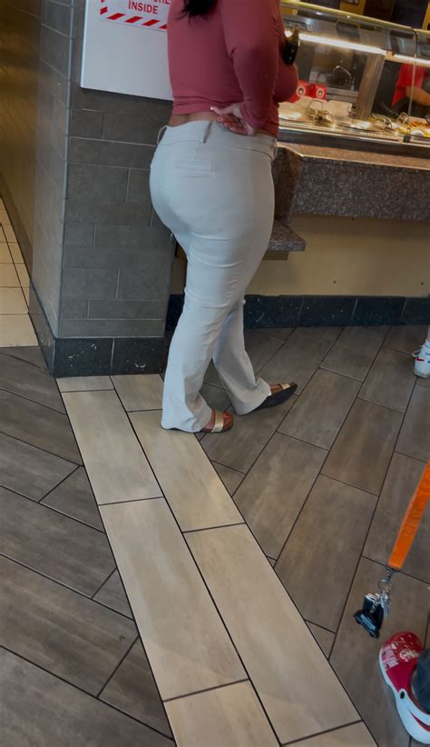 Mall Latina MILF Looking Extra Juicy Oc Spandex Leggings Yoga Pants Forum