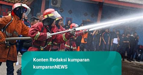 Foto Aksi Pemadam Kebakaran Kabupaten Serang Di Acara Hut Ke