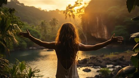 Silueta De Una Mujer Joven Viendo La Puesta De Sol Foto Premium