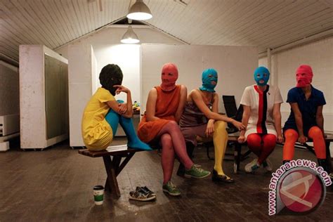 Dua Anggota Pussy Riot Ditahan Polisi ANTARA News