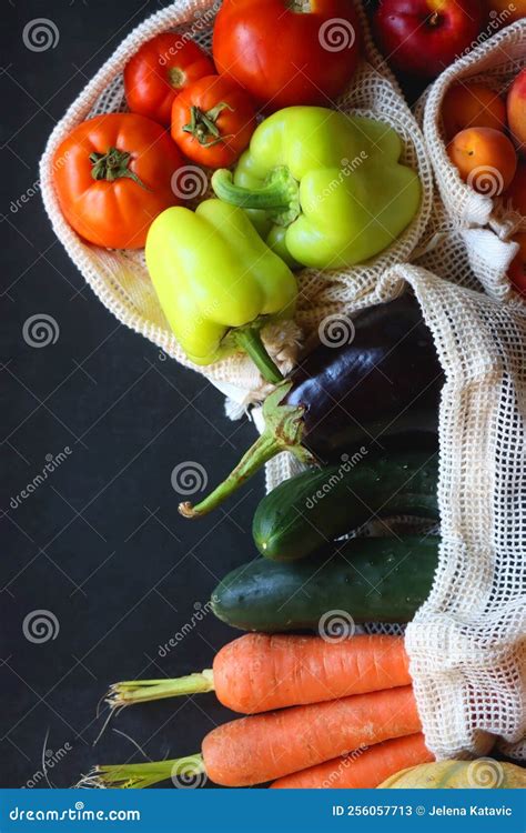 Frutas Y Verduras En Bolsas Reutilizables Imagen De Archivo Imagen De