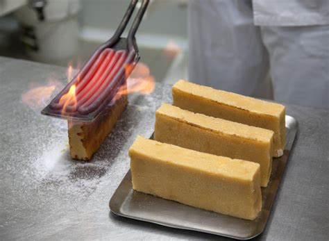 Así se elabora el turrón artesanal que triunfa en Madrid desde hace 180