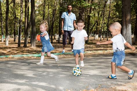 Grupa Szczęśliwi Dzieci Bawić Się Z Piłki Nożnej Piłką W Parku Na