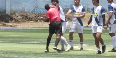 La salvaje pelea a puñetazos entre un árbitro y un futbolista en