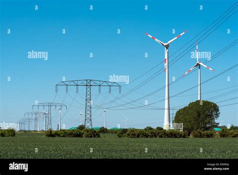 Windenergieanlagen Und Stromleitungen Mit Masten In Deutschland