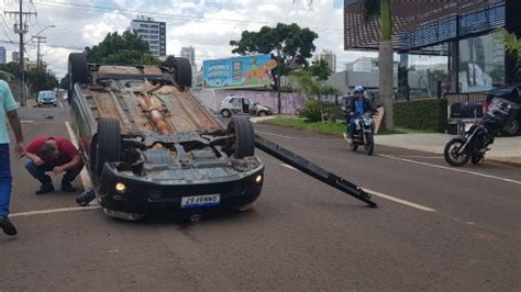 Carro De Autoescola Se Envolve Em Acidente Capotamento Na Rua