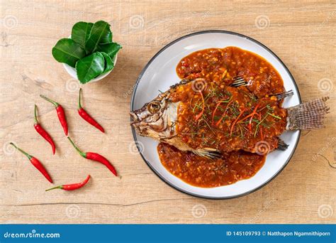 Gebratene Fische Mit Chili Sauce Stockbild Bild Von Geschmackvoll