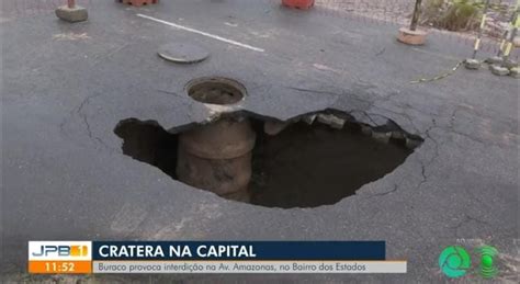 Cratera se abre após fortes chuvas e Avenida Amazonas em João Pessoa