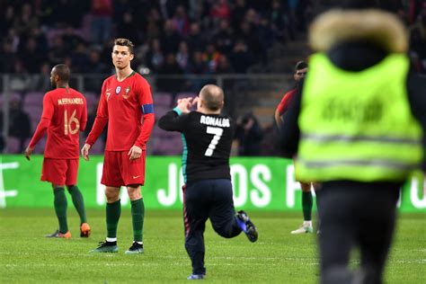 Kibic wbiegł na boisko i ucałował Cristiano Ronaldo Sport WP