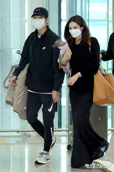 Song Joong Ki And His Wife Katy Louise Saunders Greet Fans On Their Way