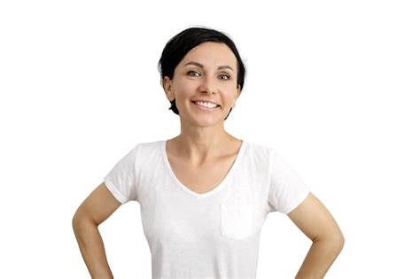 Feliz mujer de mediana edad sonriendo a la cámara morena delgada con